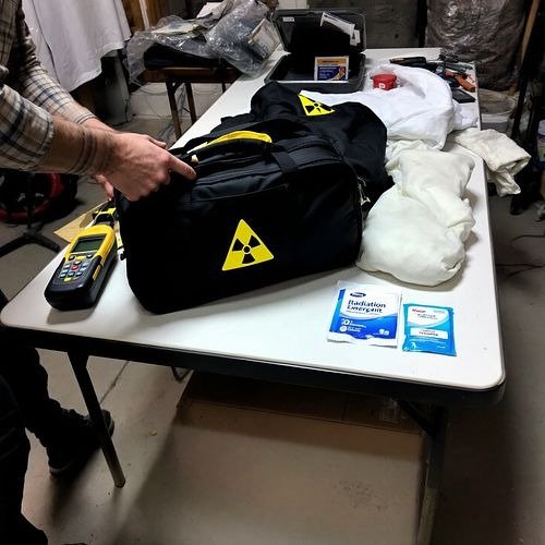 Protección respiratoria esencial, parte vital de un equipo de emergencia nuclear para defensa contra partículas radiactivas.