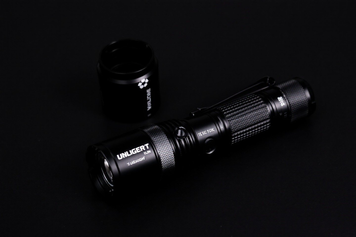 Primer plano de una linterna táctica mostrando su robusta construcción de aluminio y los modos de luz, clave para ser la mejor linterna táctica.