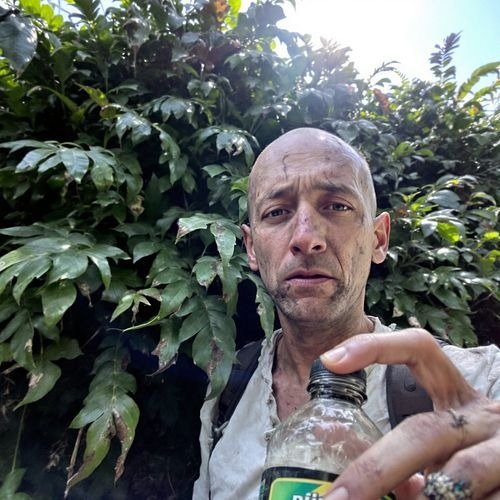 Demostración de supervivencia naturaleza principiantes para encender fuego o construir refugio.